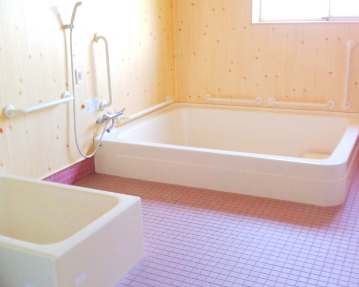 お風呂は個人浴槽と、3〜4 人が入れる 大きめの浴槽があり、ゆっくり浸かっていただけます。